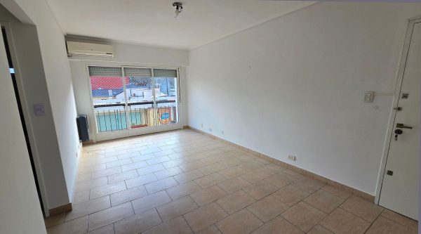 For Rent 2-bedroom Apartment with Balcony in Olivos