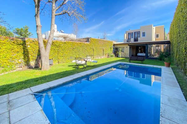 VENTA Casa 400m2 terreno Pileta/Jardín Martínez
