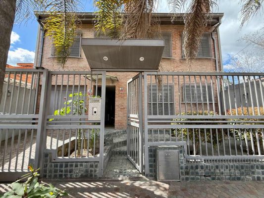 Venta de Casa frente al Newman