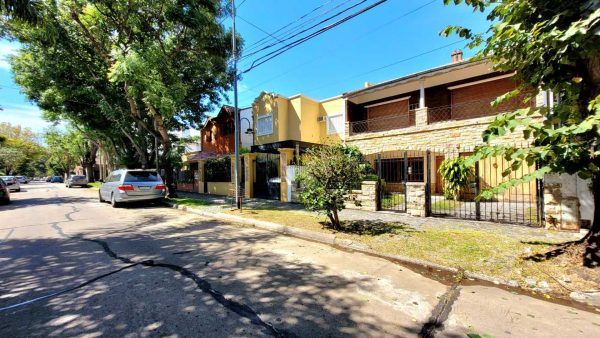 House for Sale – La Lucila, 4 Rooms, Garden & Pool