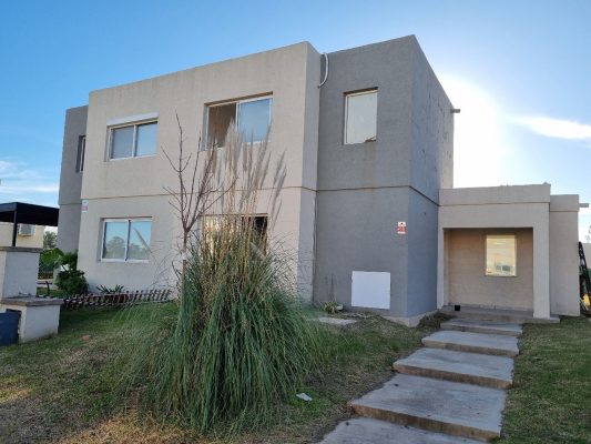4-room house for sale in Santa Ana, no HOA fees