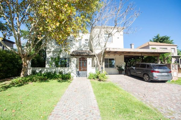 Furnished house for rent, very warm and bright.