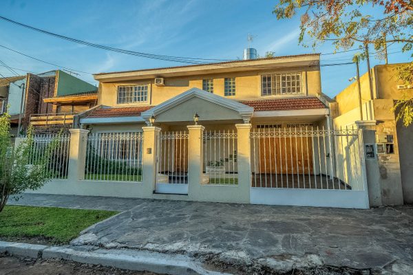 FOR SALE: 6-room house with pool – Cisneros Park, V. Adelina