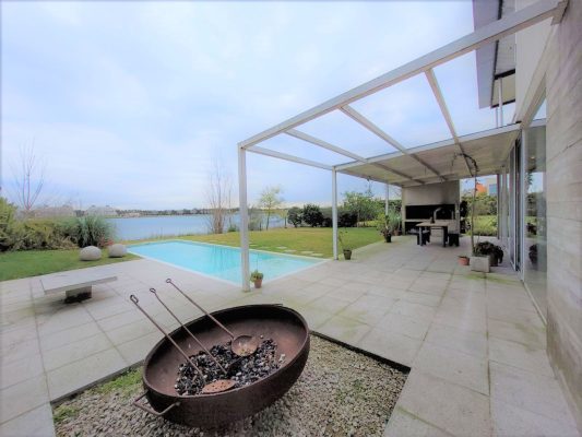 House for Sale: 4 rooms + apartment, near lagoon, Closed Neighborhood Tigre