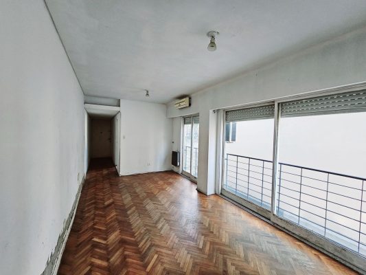 3-room apartment for sale in San Isidro. Needs renovation.