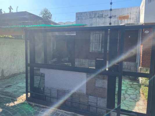 Casa dos dormitorios, fondo parrilla y pileta
