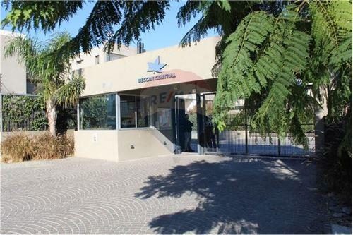 Duplex for Sale – Beccar Central, 5 Rooms, Garden, Garage