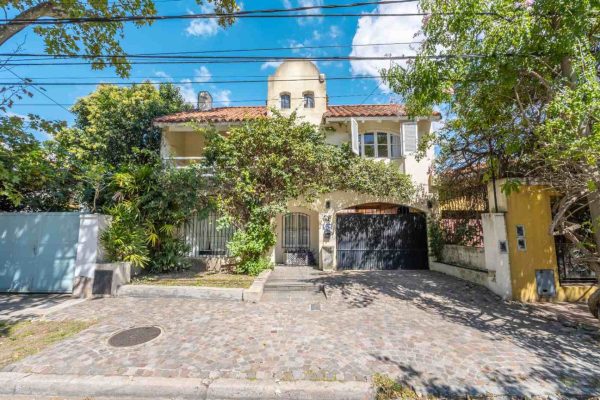 House. 5 Rooms. Acassuso. 2 Parking Spaces