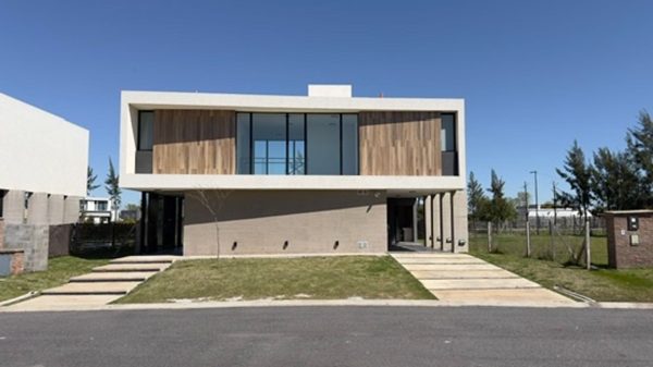 Alquiler de casa 4 ambientes c/amarra B. El Canal