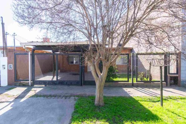 Casa en VENTA con quincho y parrilla