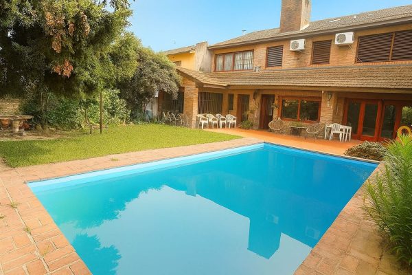 Large house for sale within walking distance of the racetrack