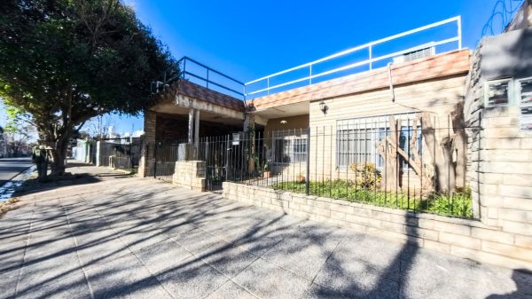 For sale: front-facing 3-room apartment to renovate, garage, commercial
