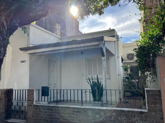 House for sale to refurbish on corner in Martínez