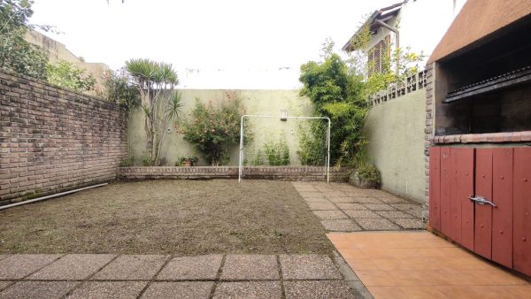 Venta triplex 5 ambientes en Olivos con playroom