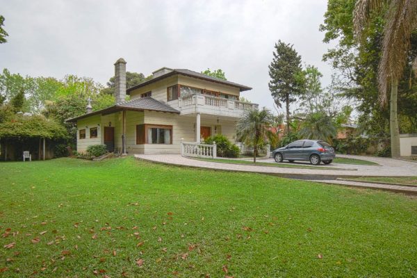 Venta Casa en 2 plantas en San Isidro gran terreno