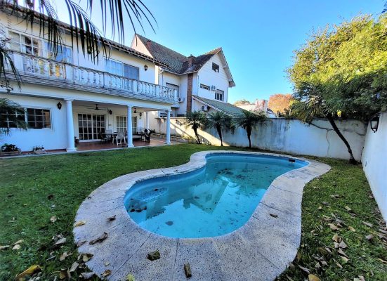 Spectacular Sale: San Isidro House / Credit Apartment