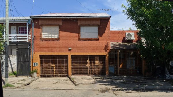 Casa 4 dorm. / Local / Jardín / Pileta / Galpón