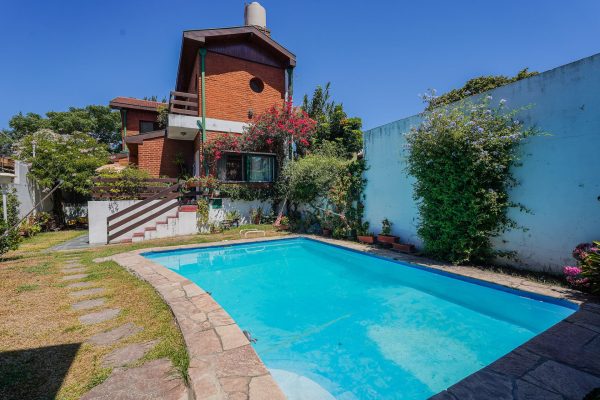 5-room house for sale in Boulogne with pool and parking.