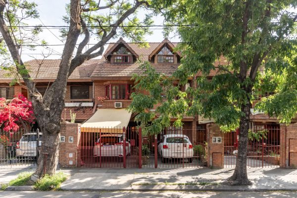 Venta casa triplex. 5 Amb. Coch. Playroom. Olivos