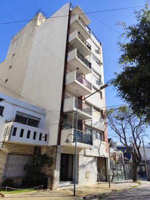 Venta Dos Amb. Olivos Con Cochera, Luminoso