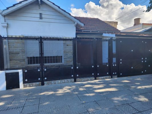 House for Sale: 3 Rooms, Garage, and Pool with Rental Income