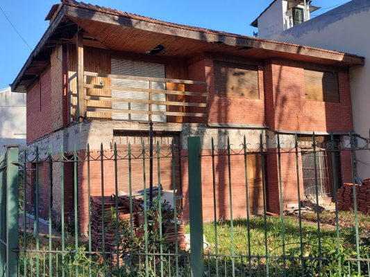 5-room house in Martínez for renovation