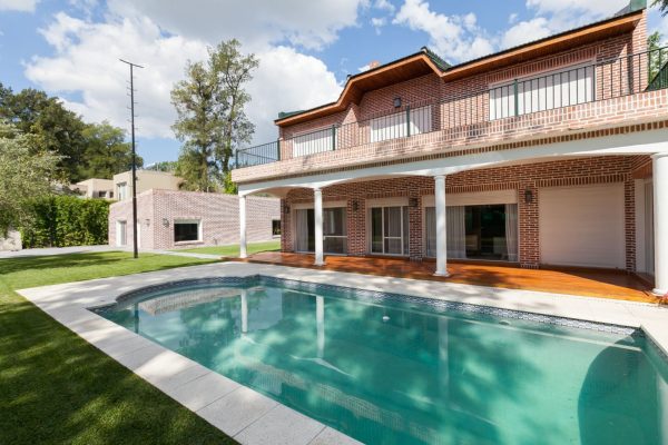 Destacada Casa En Las Lomas De San Isidro