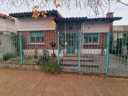 Sale: 3-room house in San Isidro with patio and grill