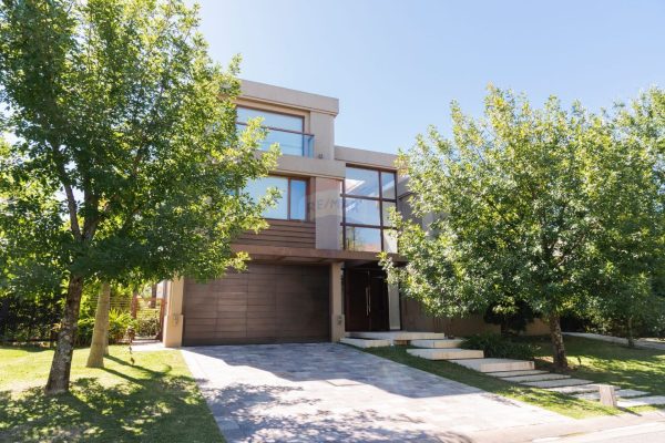 7-Room House for Sale in Cabos del Lago Nordelta
