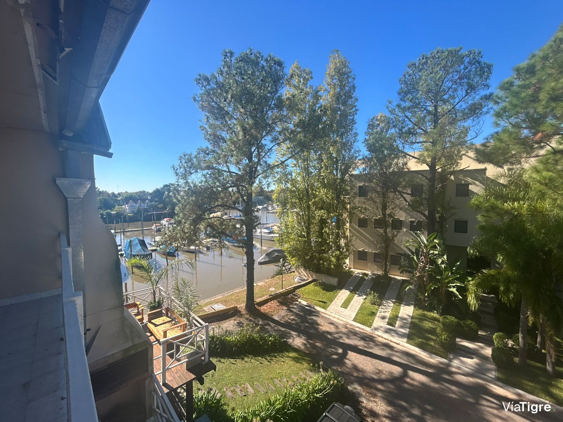 Apartment for Sale: 5 rooms with balcony and attached garage.