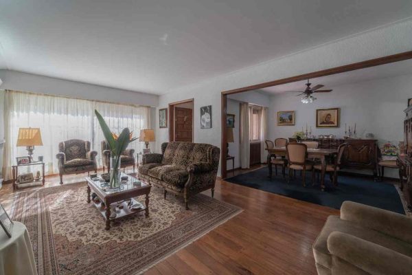 6-Room House for Sale with Garden in Martínez