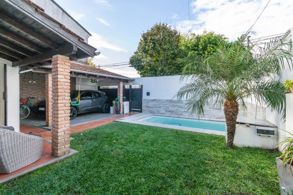 3-room house for sale with pool and garage, Martinez