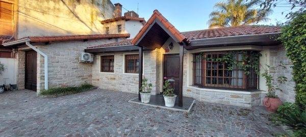 House for Sale – 5 rooms, Acassuso, Pool, Garden