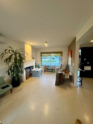 Venta casa 5 ambientes La Comarca interna A/crédt