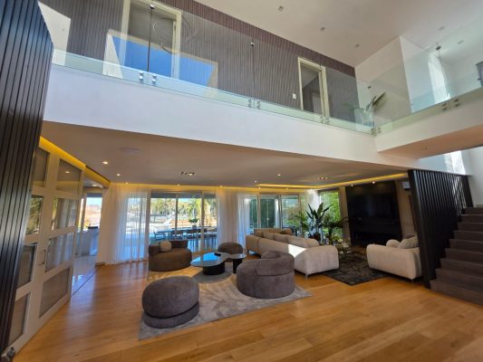 8-room furnished house for rent with pool, docked on yacht