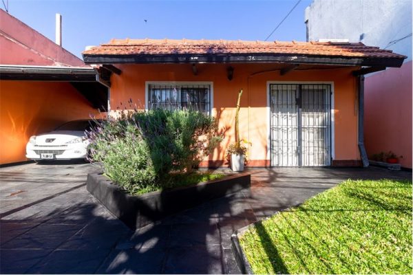 venta 2 viviendas con cochera semi cubierta