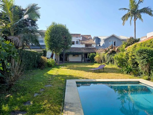 Chalet for Sale – 5 Rooms, Garden, Pool – Martinez