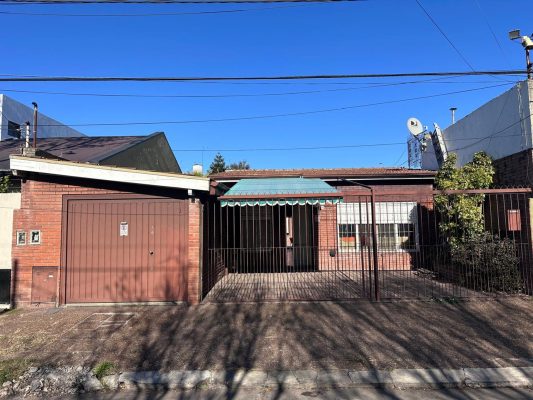 CASA EN ZONA RESIDENCIAL DE OLIVOS 305m2 CON PATIO