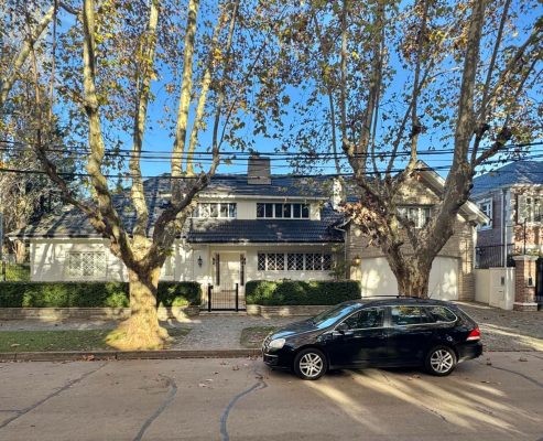 Venta casa en Acassuso con jardin/pileta/garage.