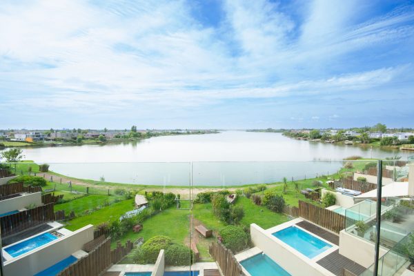 Semi-basement NordeLta Praia, 4 rooms, central lake view