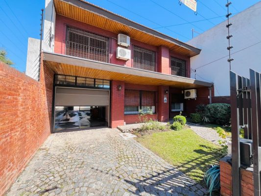 Chalet for Sale, 4 Bedrooms, Park and Pool