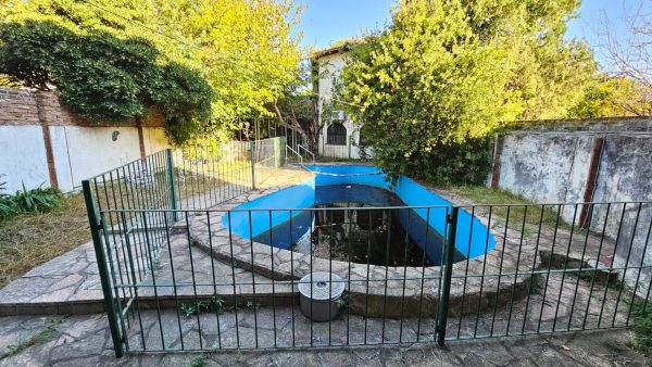 For Sale: House to Refurbish with Garden and Pool – Beccar