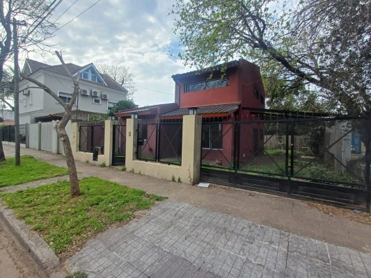 4-room house under construction in Martínez with pool