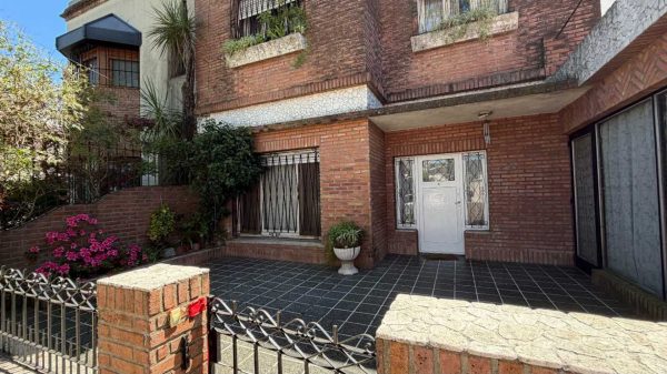 6-Room House on Parque y Pileta St., Acassuso