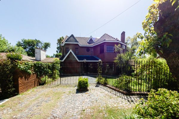 Venta casa con gran jardín y quincho - Pacheco -