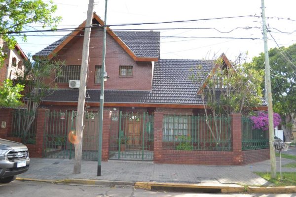 House with patio and pool Villa Adelina