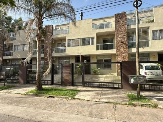 Venta casa triplex Tigre 4amb cochera/parrilla/SUM