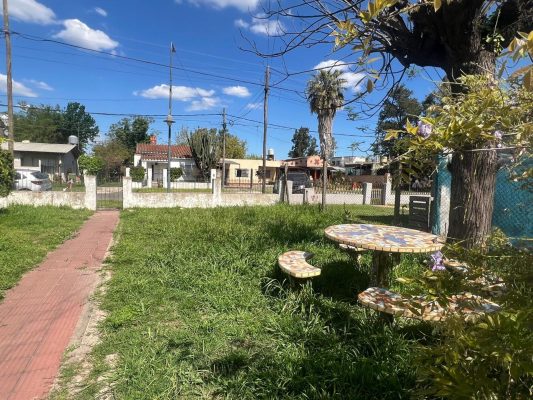 Venta Casa/ Amplio terreno Benavidez jardín