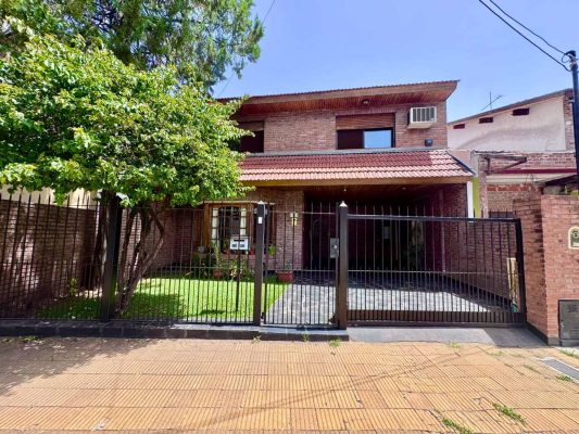 Casa en venta cerca Av. con pileta APTO CREDITO