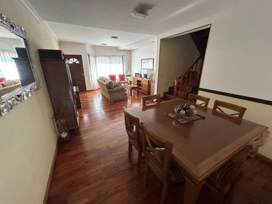 5-Room House for Sale in Martinez with Garden